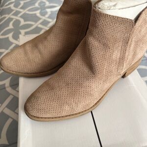 Dolce Vita Women’s Taupe Booties